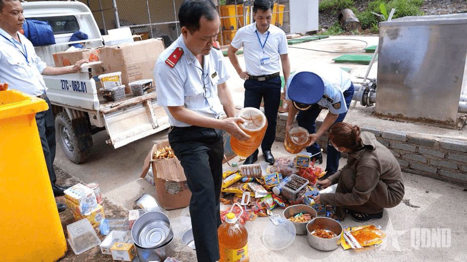 Điện Biên: Tiêu hủy hơn 200kg hàng hóa, thực phẩm không rõ nguồn gốc xuất xứ
