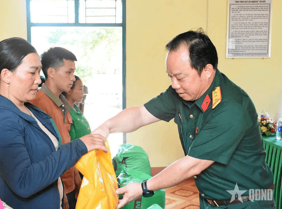 Công ty 715 (Binh đoàn 15) trao 410 suất quà tặng công nhân, người lao động