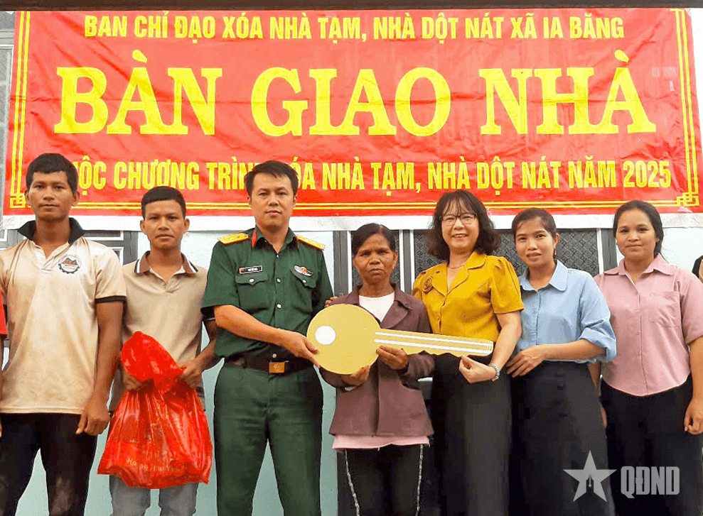 Lữ đoàn Pháo phòng không 234 hỗ trợ nhân dân xóa nhà tạm, nhà dột nát
