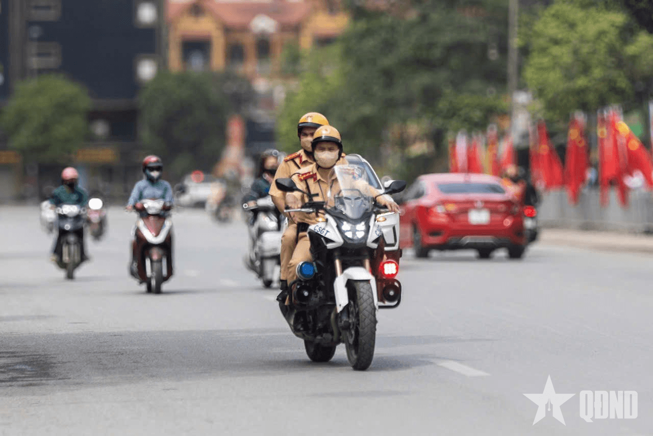 Cảnh sát giao thông dẫn đường đưa người bị tai nạn đi cấp cứu kịp thời