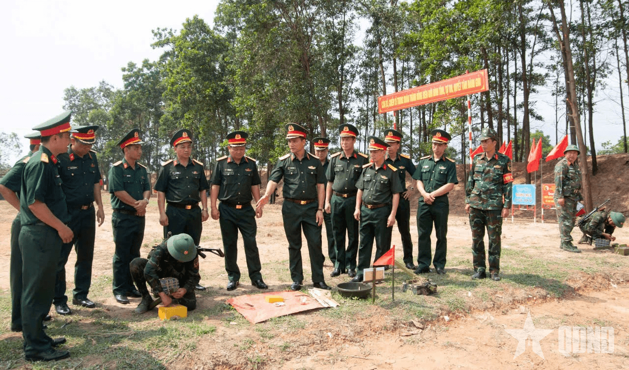 Tư lệnh Quân đoàn 12 kiểm tra Trung đoàn 165