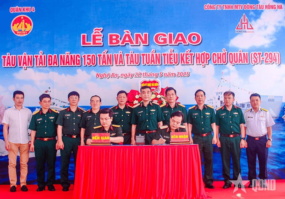 Quân khu 4 tiếp nhận bàn giao tàu vận tải đa năng và tàu tuần tiễu kết hợp chở quân