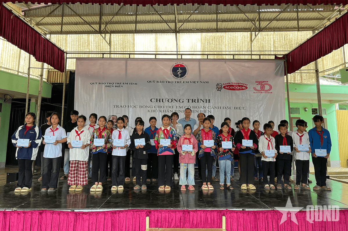 Trao học bổng và thăm hỏi, tặng quà trẻ em hưởng lợi từ Dự án “Gói mì hạnh phúc”, Dự án “Thả lưới ước mơ”