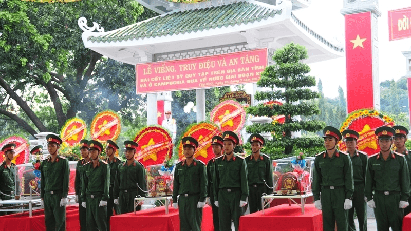 Hỏi - đáp pháp luật: Quy định về mức hỗ trợ di chuyển hài cốt liệt sĩ thế nào?