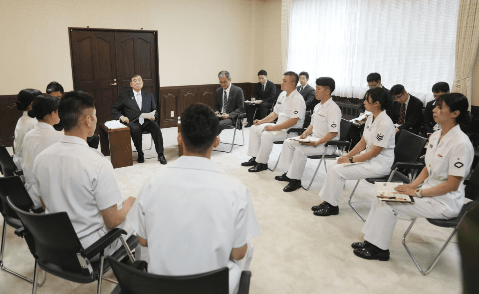 Thủ tướng Nhật Bản cam kết cải thiện đời sống cho các binh sĩ
