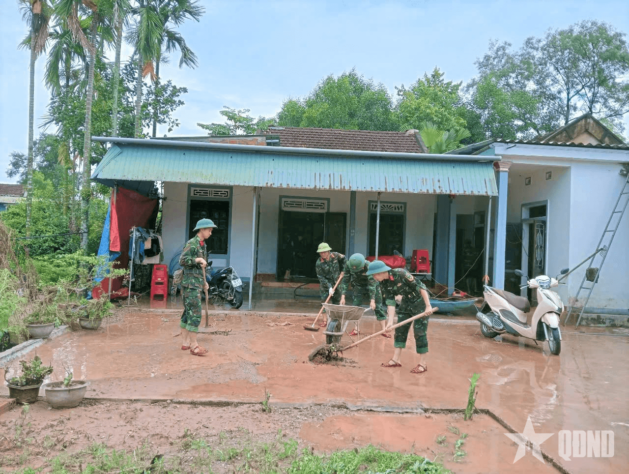 Hà Tĩnh: Bộ đội kịp thời giúp dân khắc phục hậu quả mưa lũ bất thường