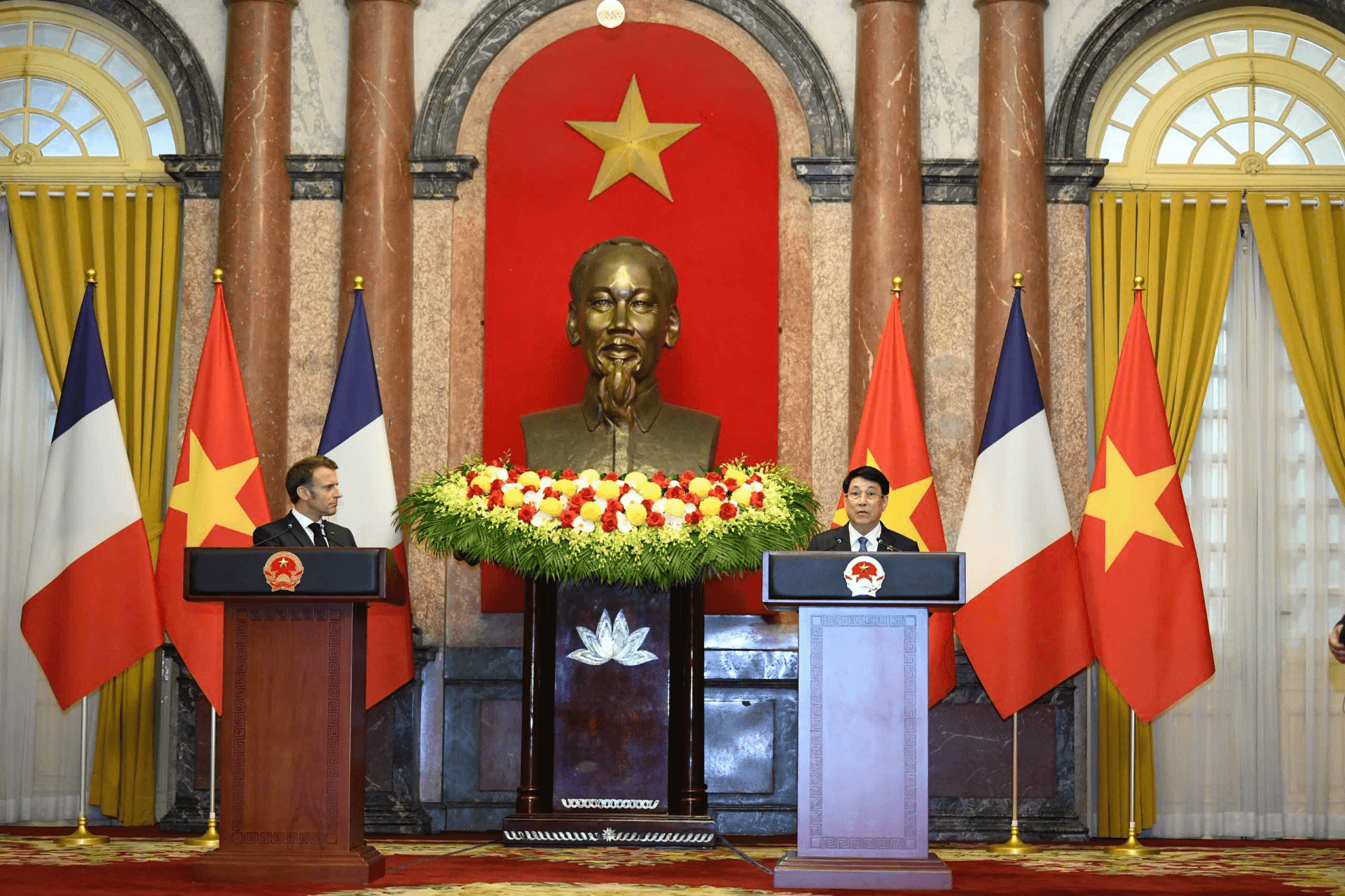 Chủ tịch nước Lương Cường và Tổng thống Pháp Emmanuel Macron gặp gỡ báo chí