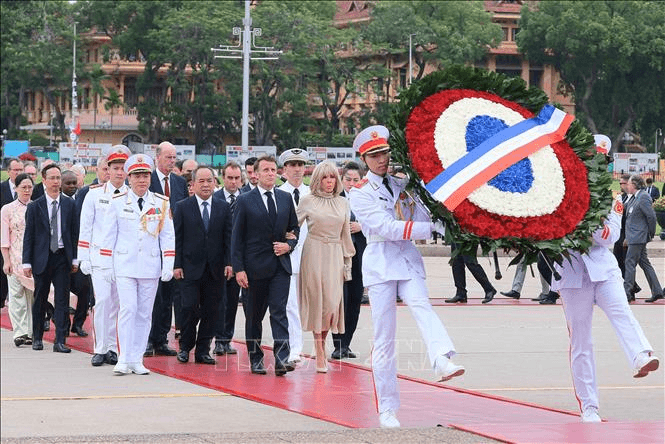 Tổng thống Pháp và Phu nhân vào Lăng viếng Chủ tịch Hồ Chí Minh và tưởng niệm các anh hùng liệt sĩ