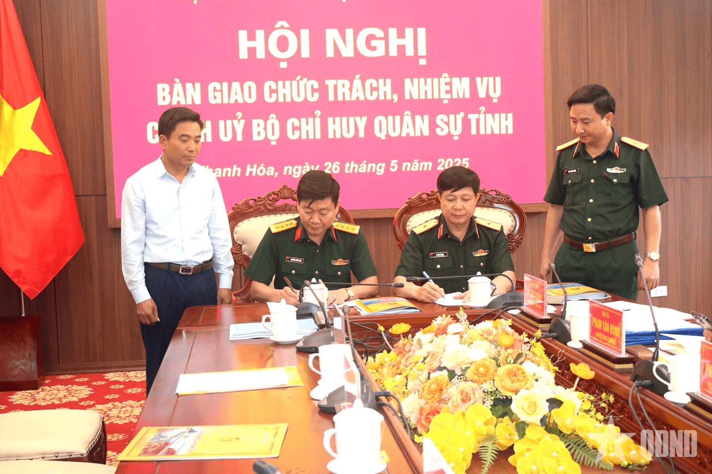 Bàn giao chức trách, nhiệm vụ Chính ủy Bộ CHQS tỉnh Thanh Hóa