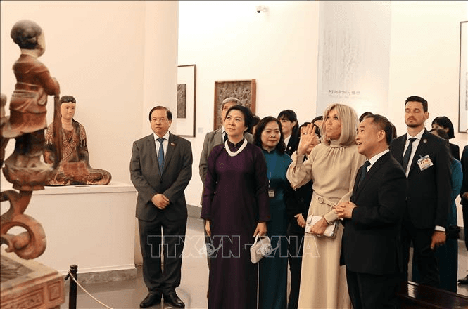 Phu nhân Tổng Bí thư và phu nhân Tổng thống Pháp thăm Bảo tàng Mỹ thuật Việt Nam