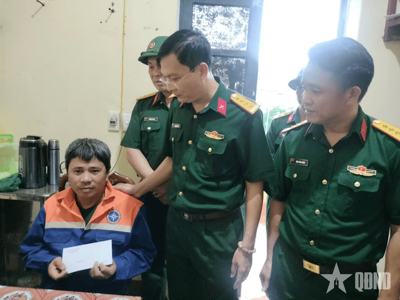 Thăm hỏi, tặng quà động viên thuyền viên trong vụ chìm tàu tại Hà Tĩnh