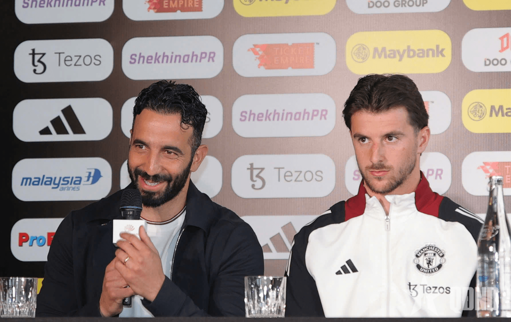 Huấn luyện viên Man Utd thừa nhận theo dõi bóng đá Việt Nam
