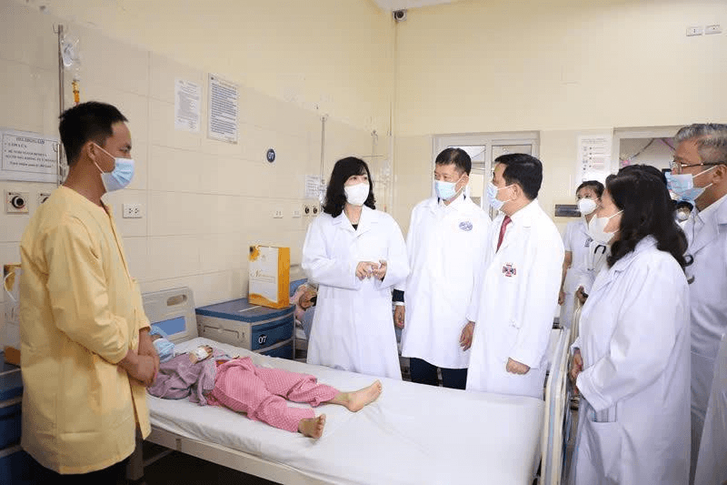 Bộ trưởng Bộ Y tế thăm và tặng quà các bệnh nhi tại Bệnh viện K