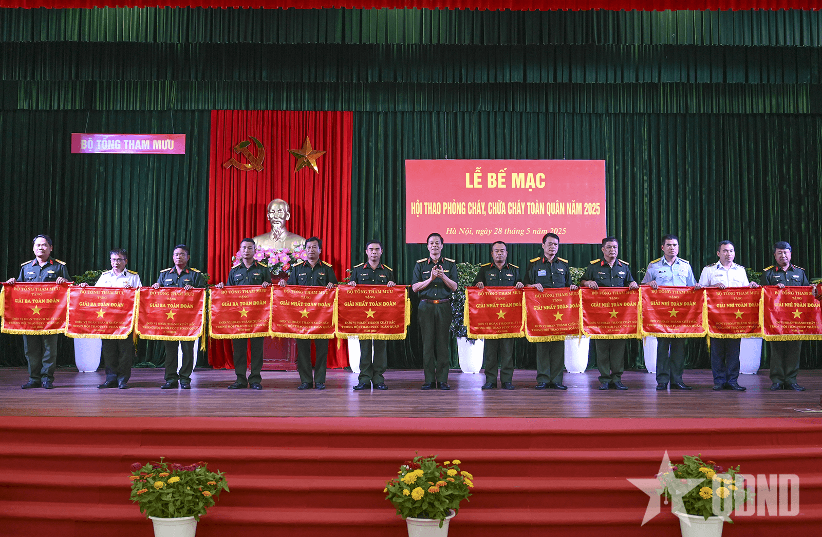 Trung tướng Nguyễn Trọng Bình dự lễ bế mạc Hội thao phòng cháy, chữa cháy toàn quân năm 2025