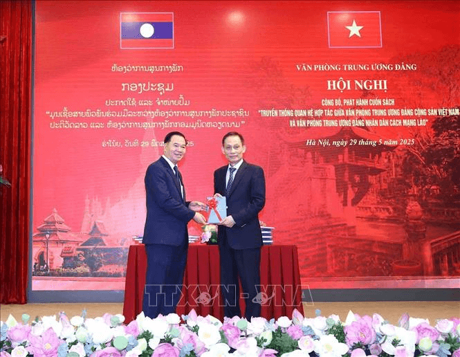 Phát hành sách về quan hệ hợp tác giữa hai Văn phòng Trung ương Đảng Việt Nam và Lào