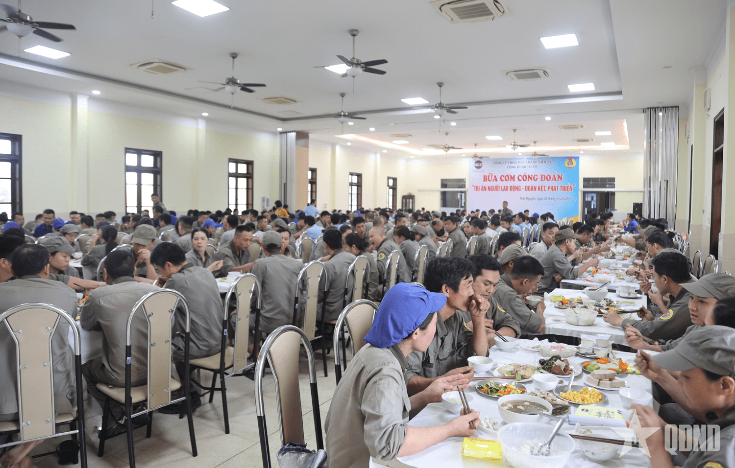 Ấm áp “Bữa cơm Công đoàn” Z127