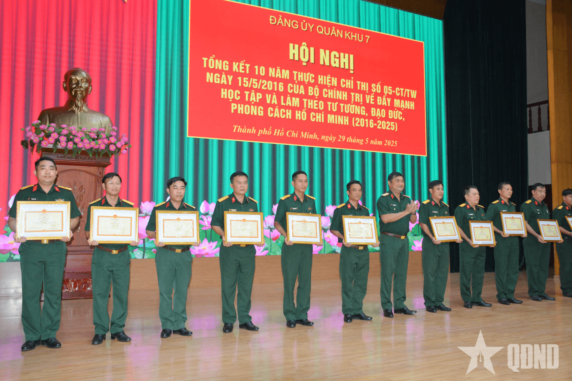 Quân khu 7 khen thưởng gương điển hình làm theo lời Bác