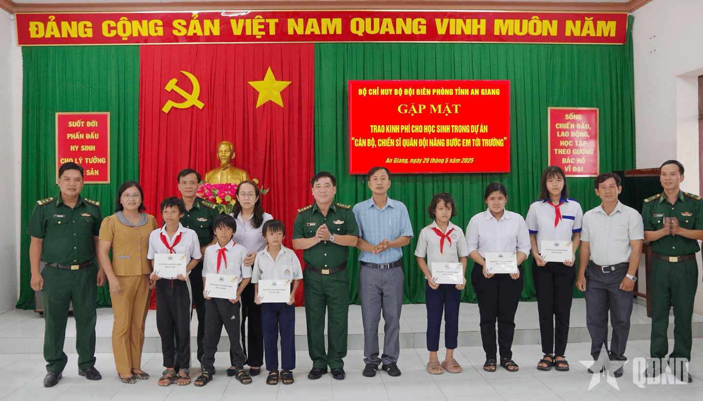 Bộ đội Biên phòng tỉnh An Giang nâng bước em tới trường