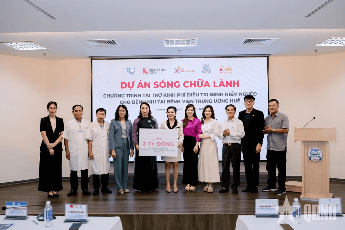 "Sóng chữa lành” trao tặng 2 tỷ đồng hỗ trợ kinh phí điều trị cho bệnh nhi tại Huế