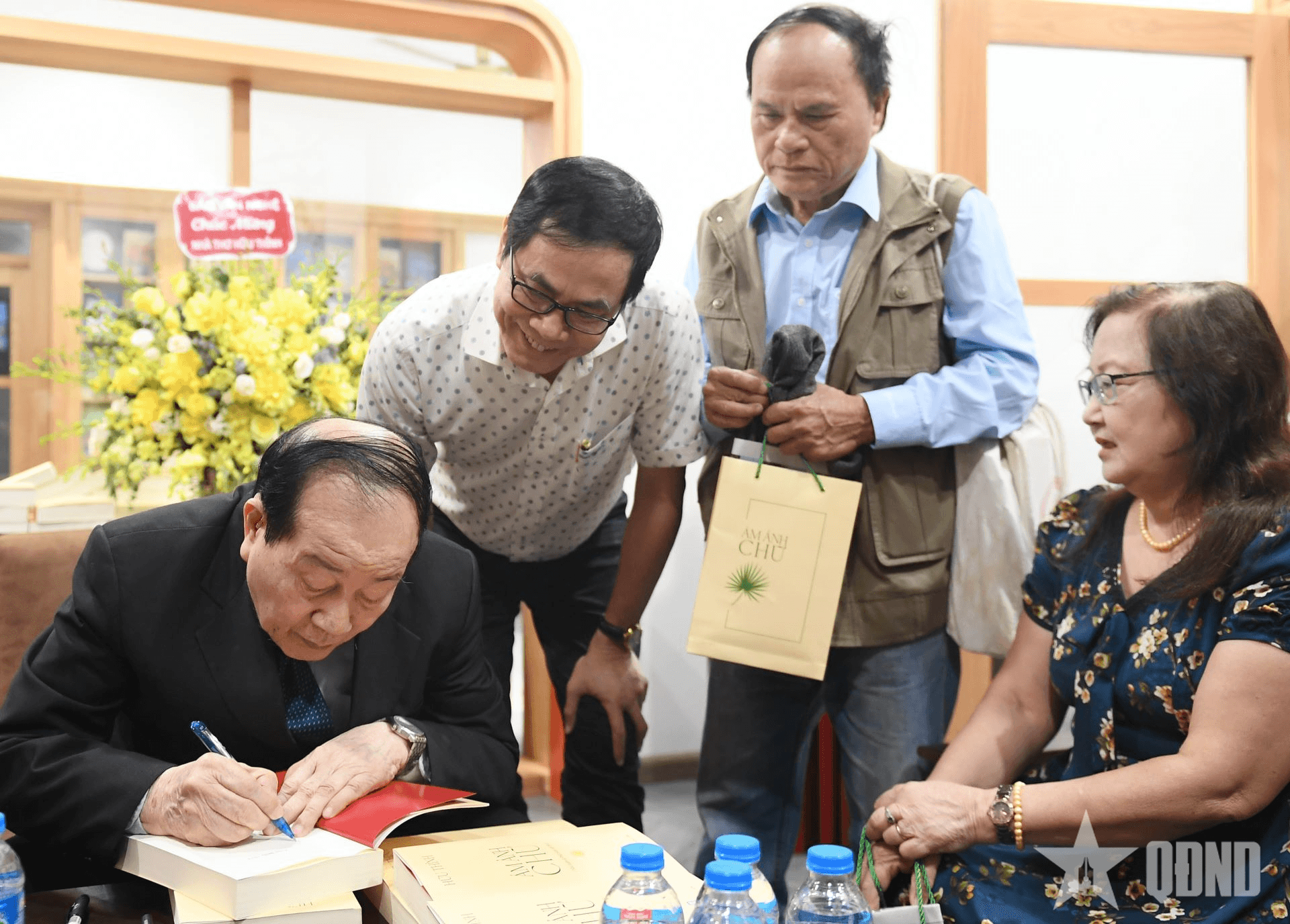 Nhà thơ Hữu Thỉnh trăn trở về phê bình văn học nghệ thuật trong “Ám ảnh chữ”