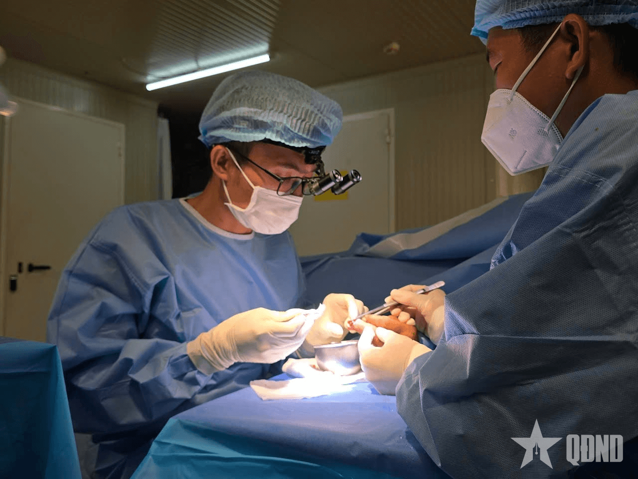 Bệnh viện dã chiến cấp 2 Việt Nam cấp cứu thành công ca tổn thương phức tạp gần đứt lìa ngón tay