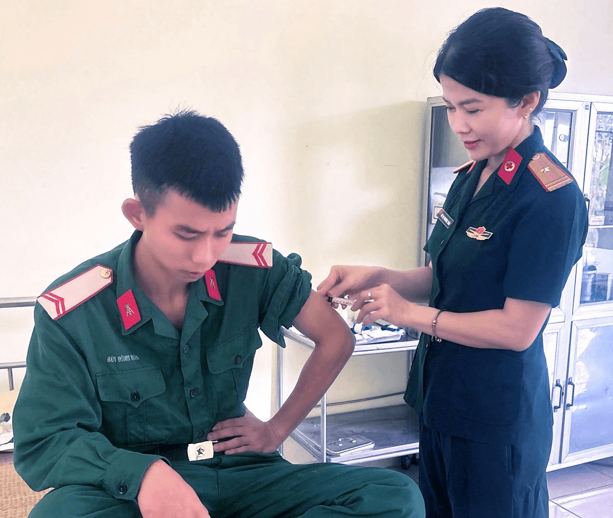 Nữ quân y tận tụy, sáng tạo