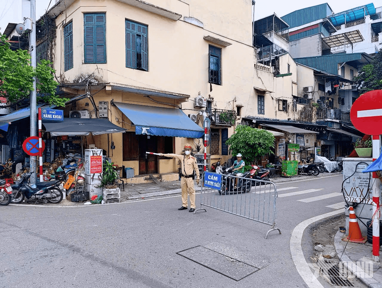 Xử lý hàng loạt xe máy đi ngược chiều ngày cuối tuần