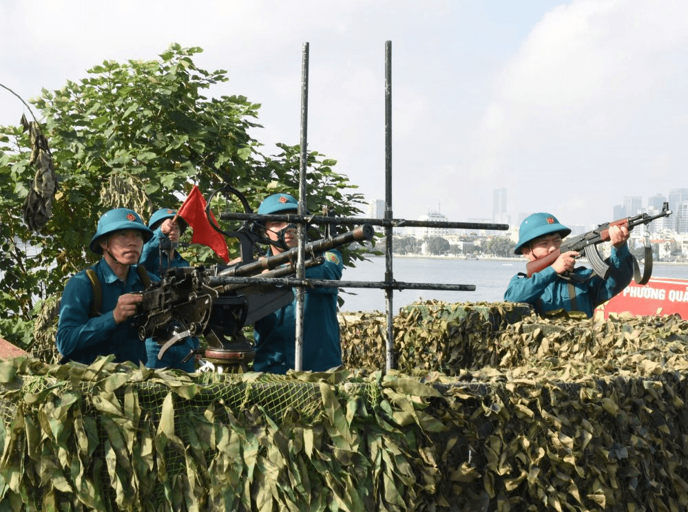 Dân quân Tây Hồ hăng say luyện rèn