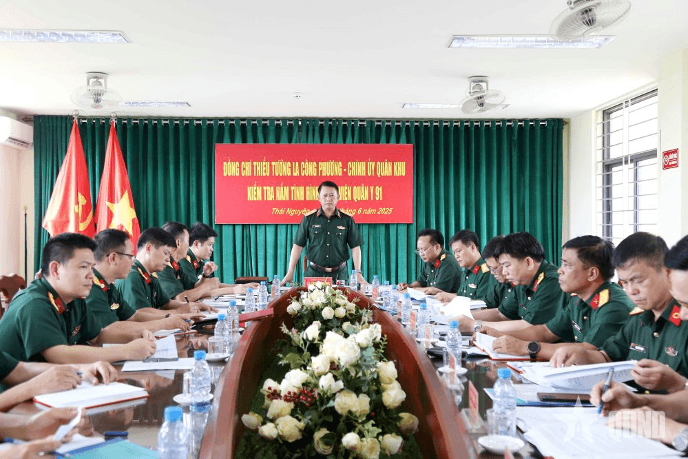 Thiếu tướng La Công Phương kiểm tra tại Bệnh viện Quân y 110 và Bệnh viện Quân y 91