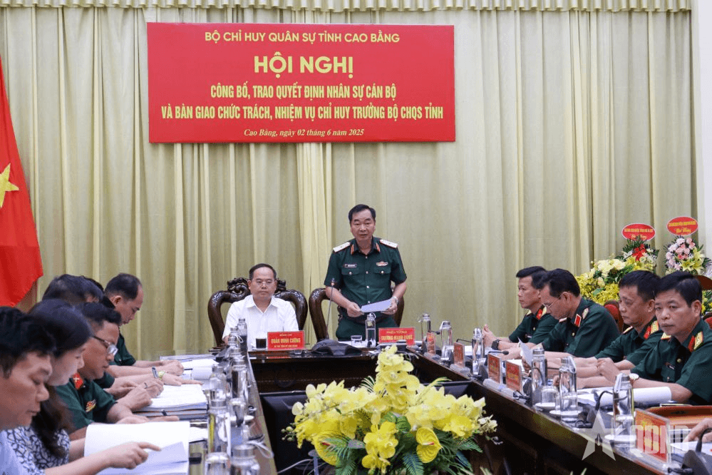 Bàn giao nhiệm vụ Chỉ huy trưởng Bộ CHQS tỉnh Cao Bằng