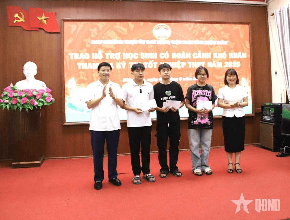 Điện Biên: Trao hỗ trợ học sinh khó khăn tham gia kỳ thi tốt nghiệp THPT năm 2025