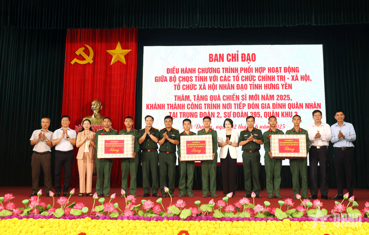 Đoàn công tác tỉnh Hưng Yên thăm, tặng quà chiến sĩ mới