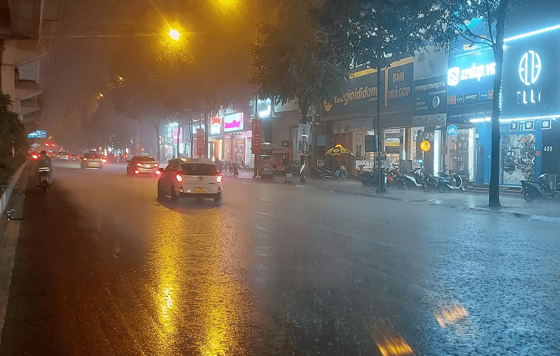 Cảnh báo mưa kèm dông lốc, sét tại Hà Nội