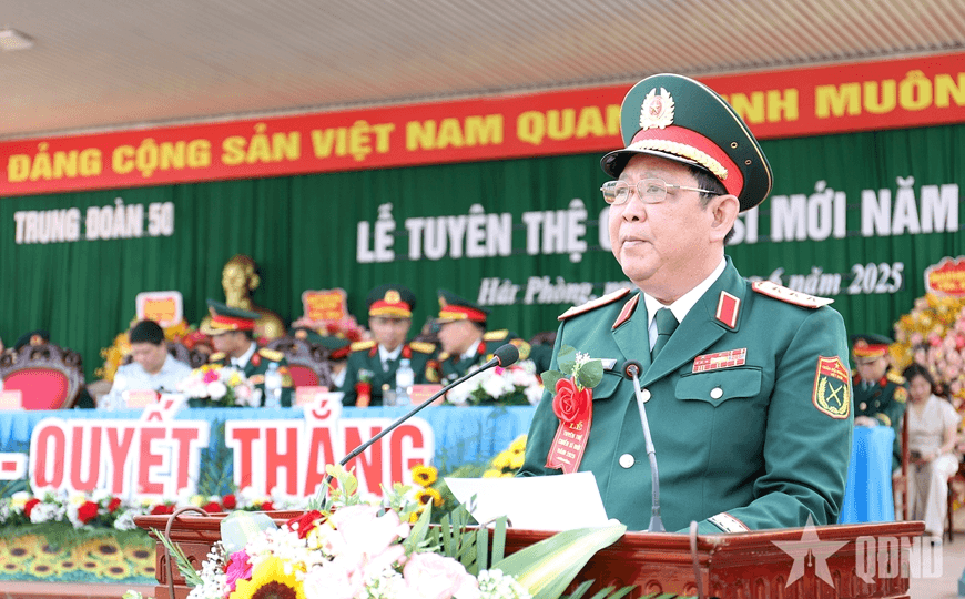 Thượng tướng Huỳnh Chiến Thắng dự Lễ tuyên thệ chiến sĩ mới tại Trung đoàn 50 (Bộ CHQS TP Hải Phòng)