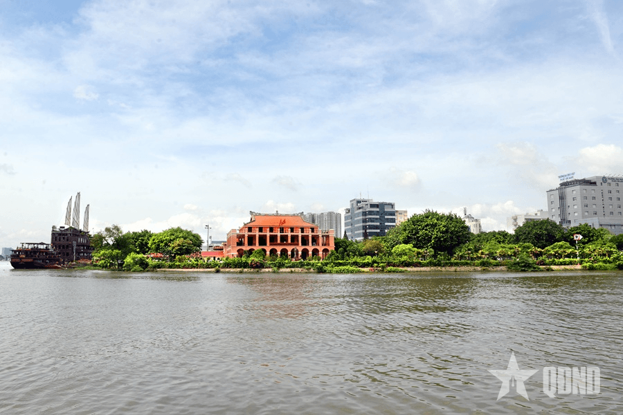 Bến Nhà Rồng, trăm năm hoa sóng...