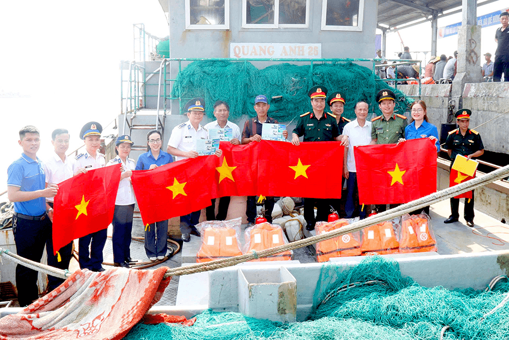 Thắm đượm nghĩa tình quân dân