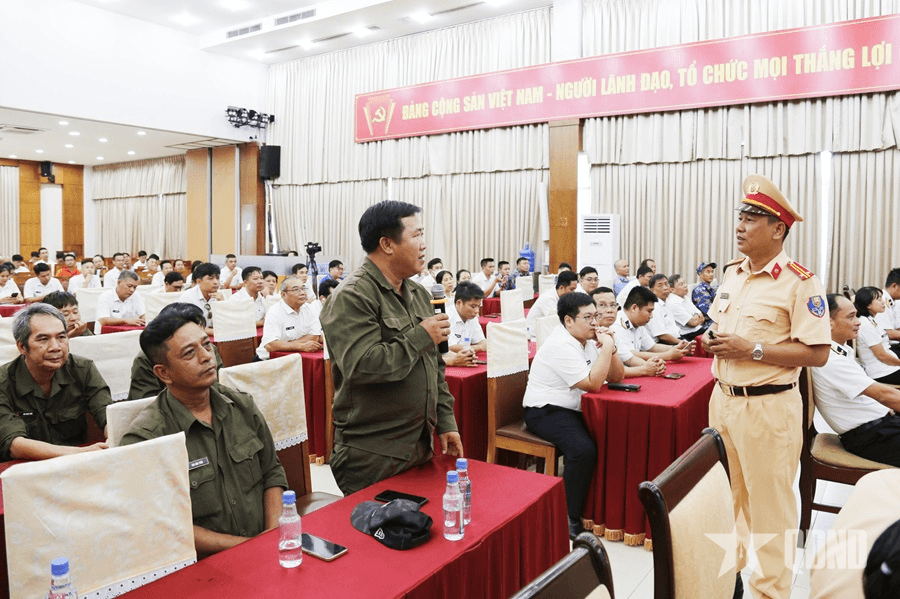Tuyên truyền pháp luật về an ninh trật tự, an toàn giao thông cho doanh nghiệp vận tải và người lao động