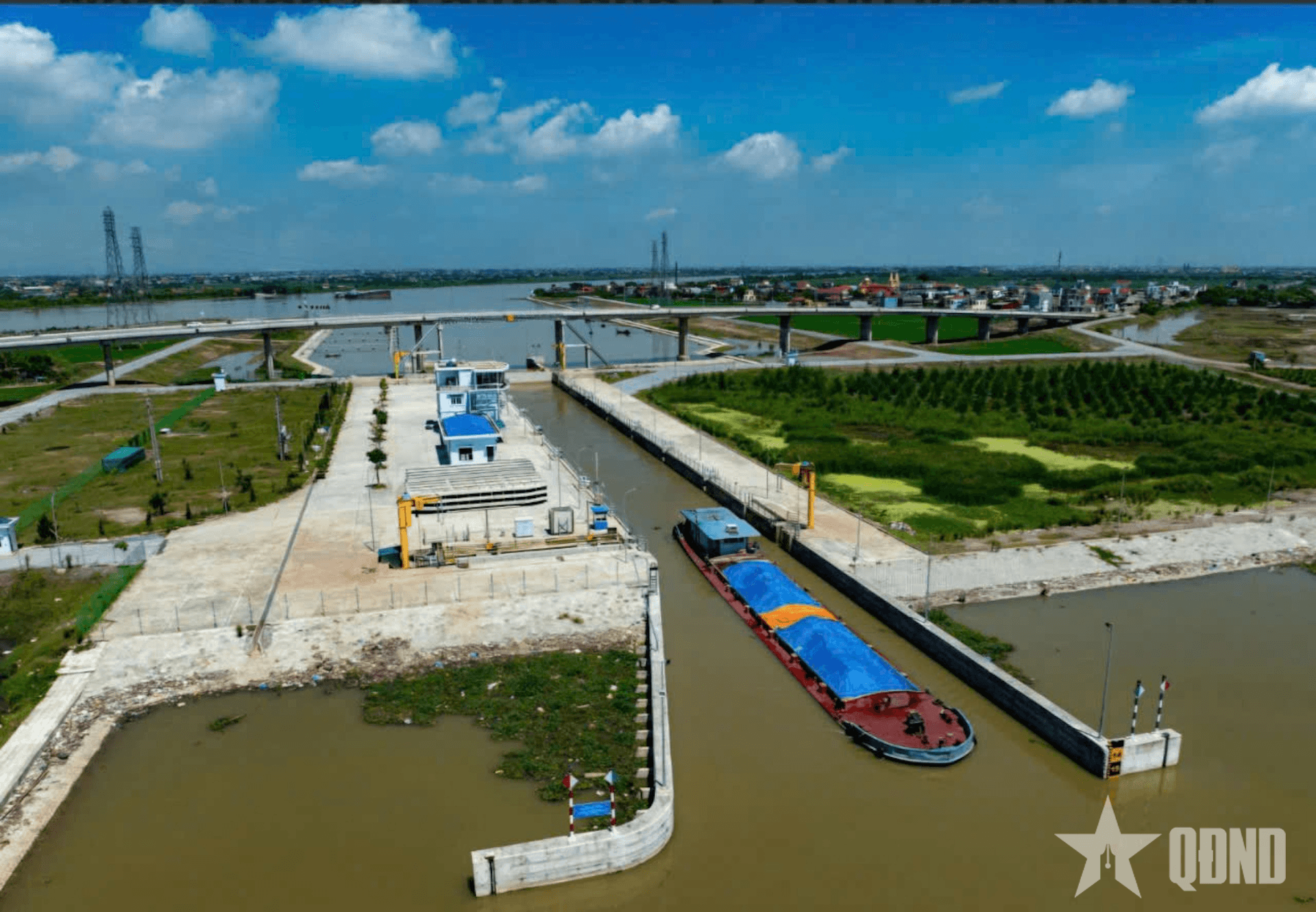Giao thông đường thủy có trạm xăng dầu hiện đại đầu tiên
