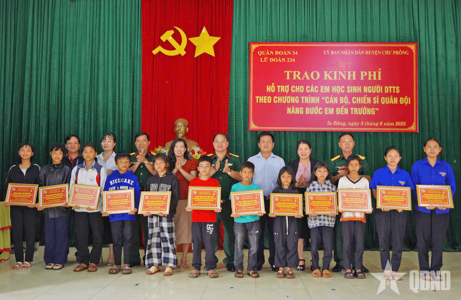 Trao kinh phí Dự án “Cán bộ, chiến sĩ Quân đội nâng bước em tới trường”