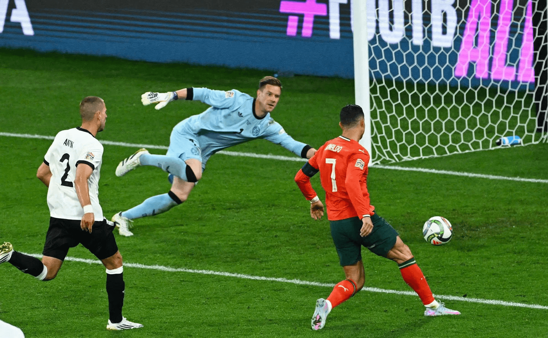 Tin thể thao (5-6): Ronaldo giúp Bồ Đào Nha vào chung kết Nations League
