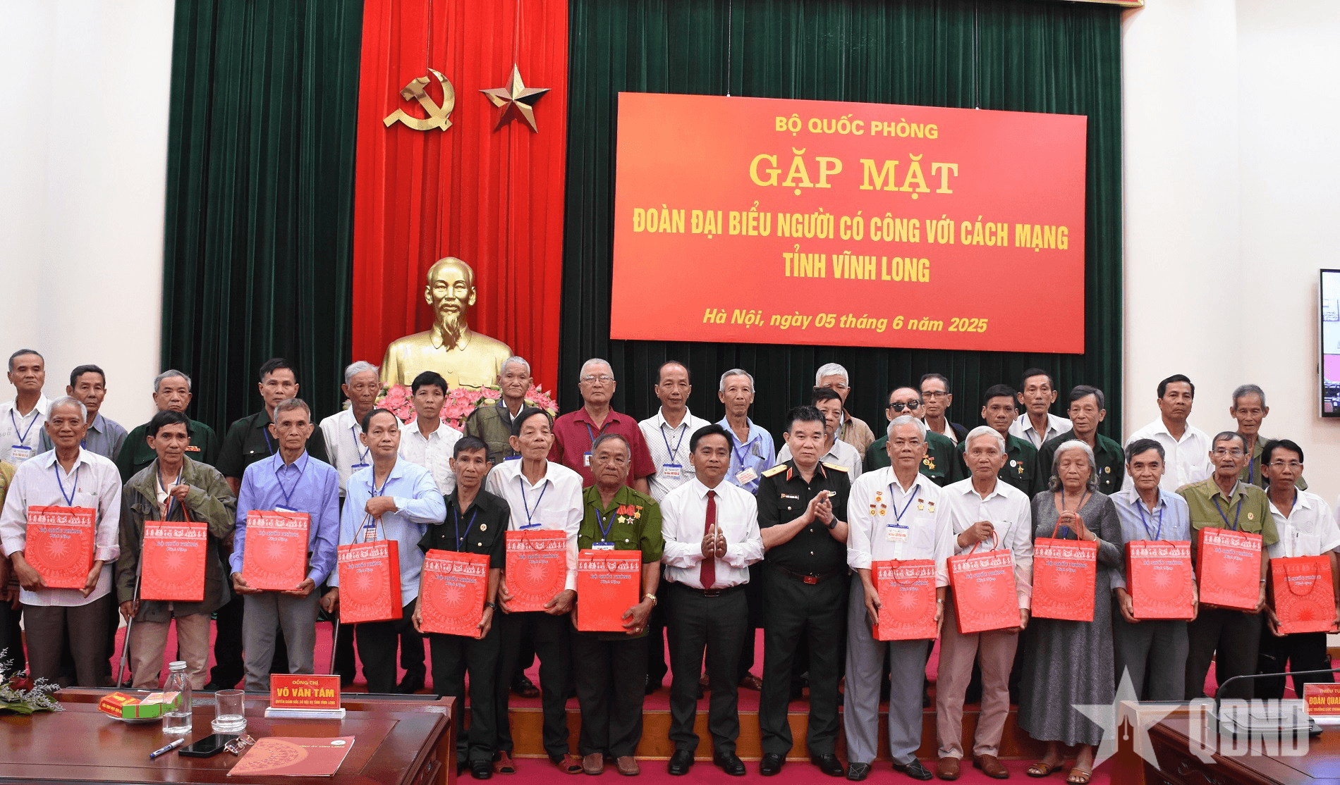 Bộ Quốc phòng gặp mặt đại biểu người có công với cách mạng tỉnh Vĩnh Long