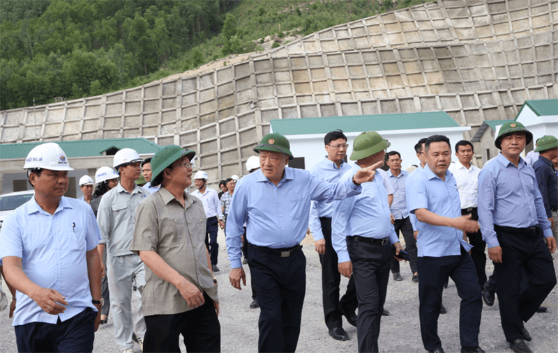 Phó thủ tướng Thường trực Nguyễn Hòa Bình kiểm tra tiến độ dự án cao tốc Bắc Nam tại Bình Định