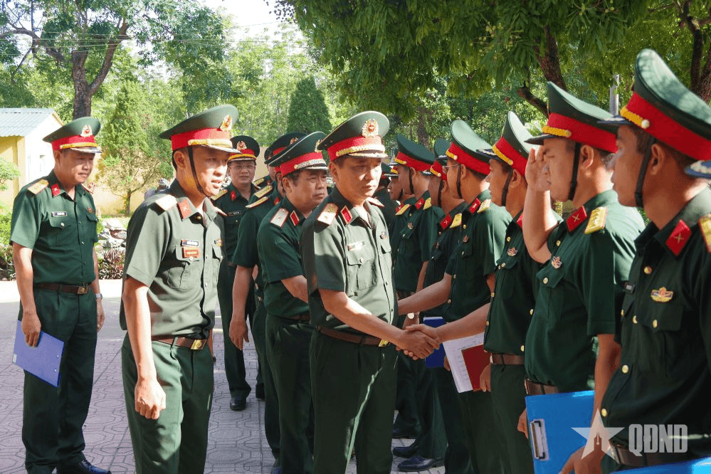 Tư lệnh Quân khu 4 kiểm tra tổ chức biên chế chiến sĩ mới sau lễ tuyên thệ