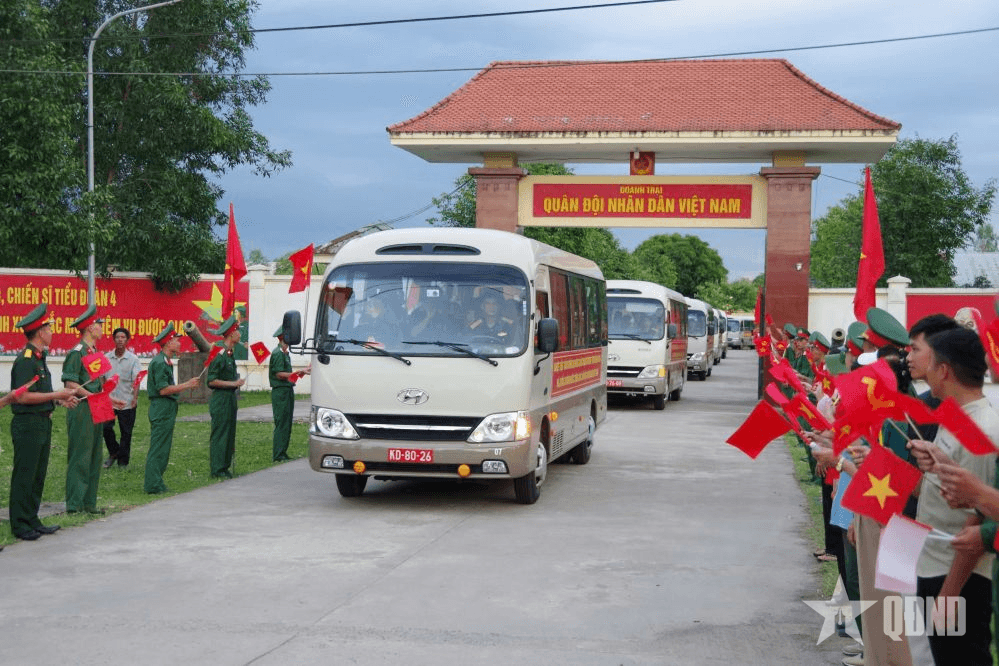 Lực lượng diễu binh, diễu hành Quân khu 4 lên đường ra Hà Nội luyện tập