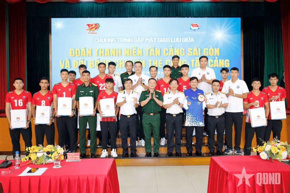 Đội bóng chuyền Thể Công - Tân Cảng giao lưu với cán bộ, đoàn thanh niên Tổng công ty Tân Cảng Sài Gòn