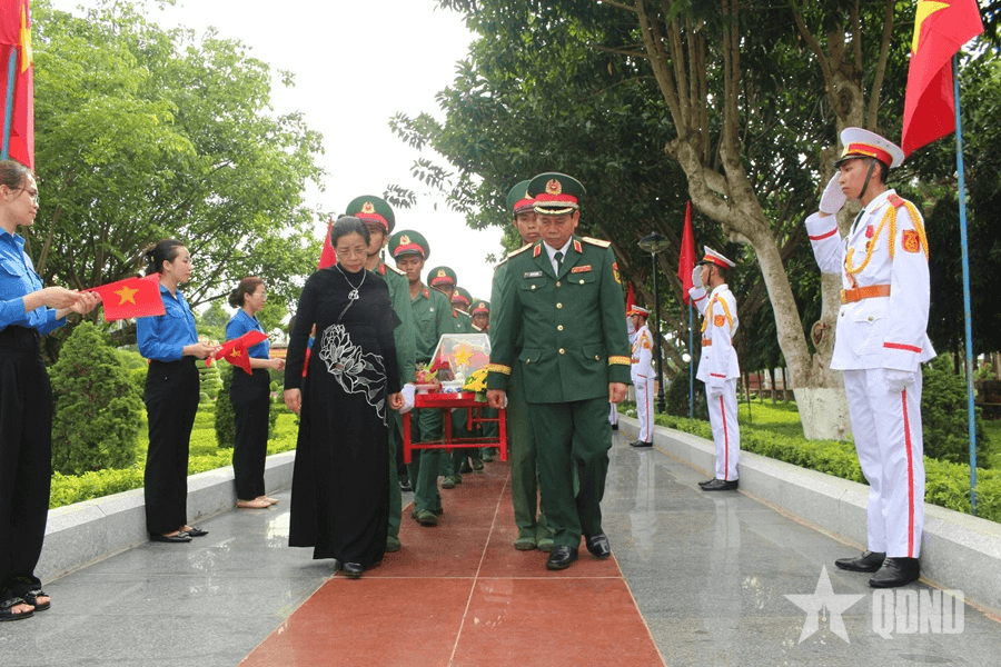 Đất mẹ đón các anh về