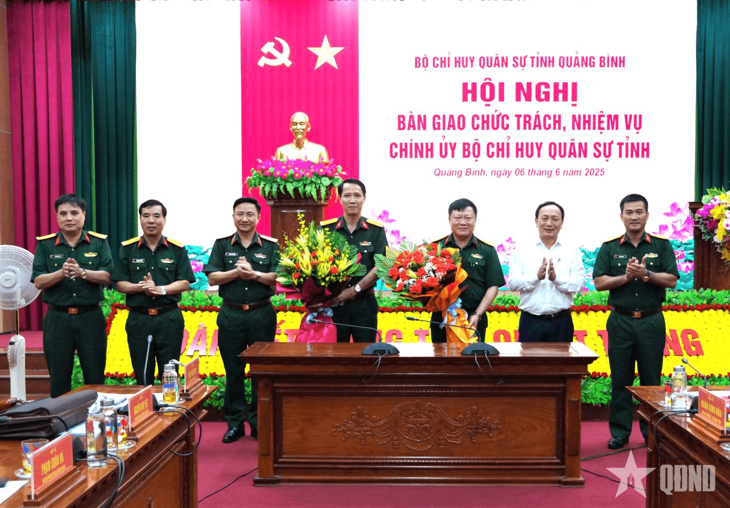 Bàn giao chức trách, nhiệm vụ Chính ủy Bộ Chỉ huy Quân sự tỉnh Quảng Bình