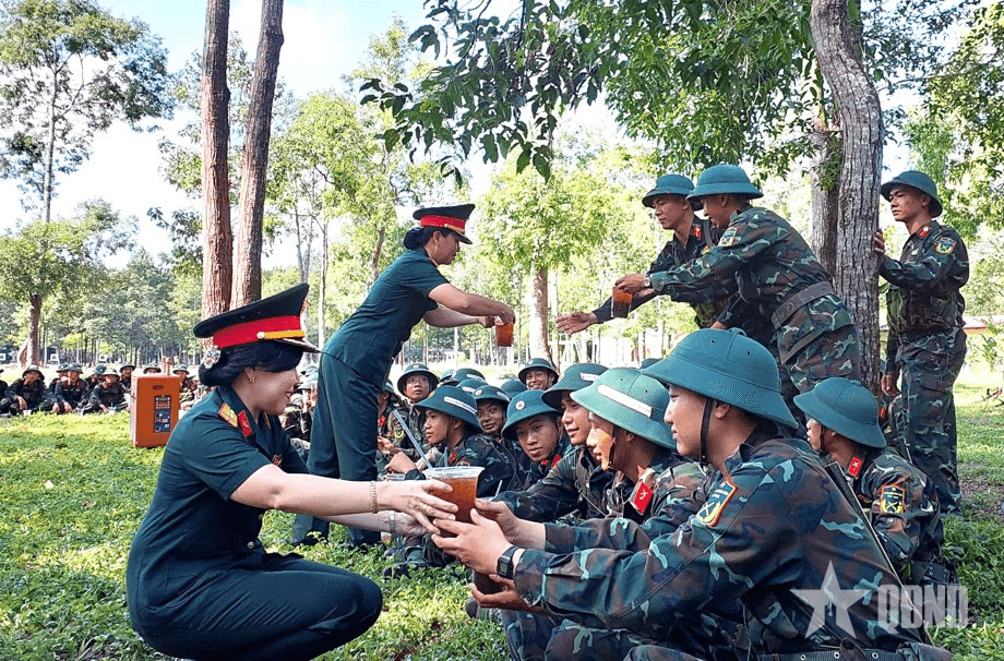 Thêm nước mát, cơm ngon cho bộ đội