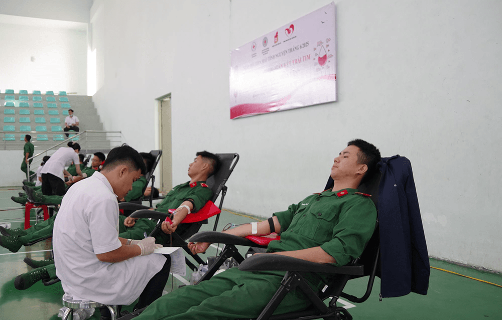 Hơn 600 cán bộ, chiến sĩ Trường Sĩ quan Thông tin tham gia hiến máu tình nguyện