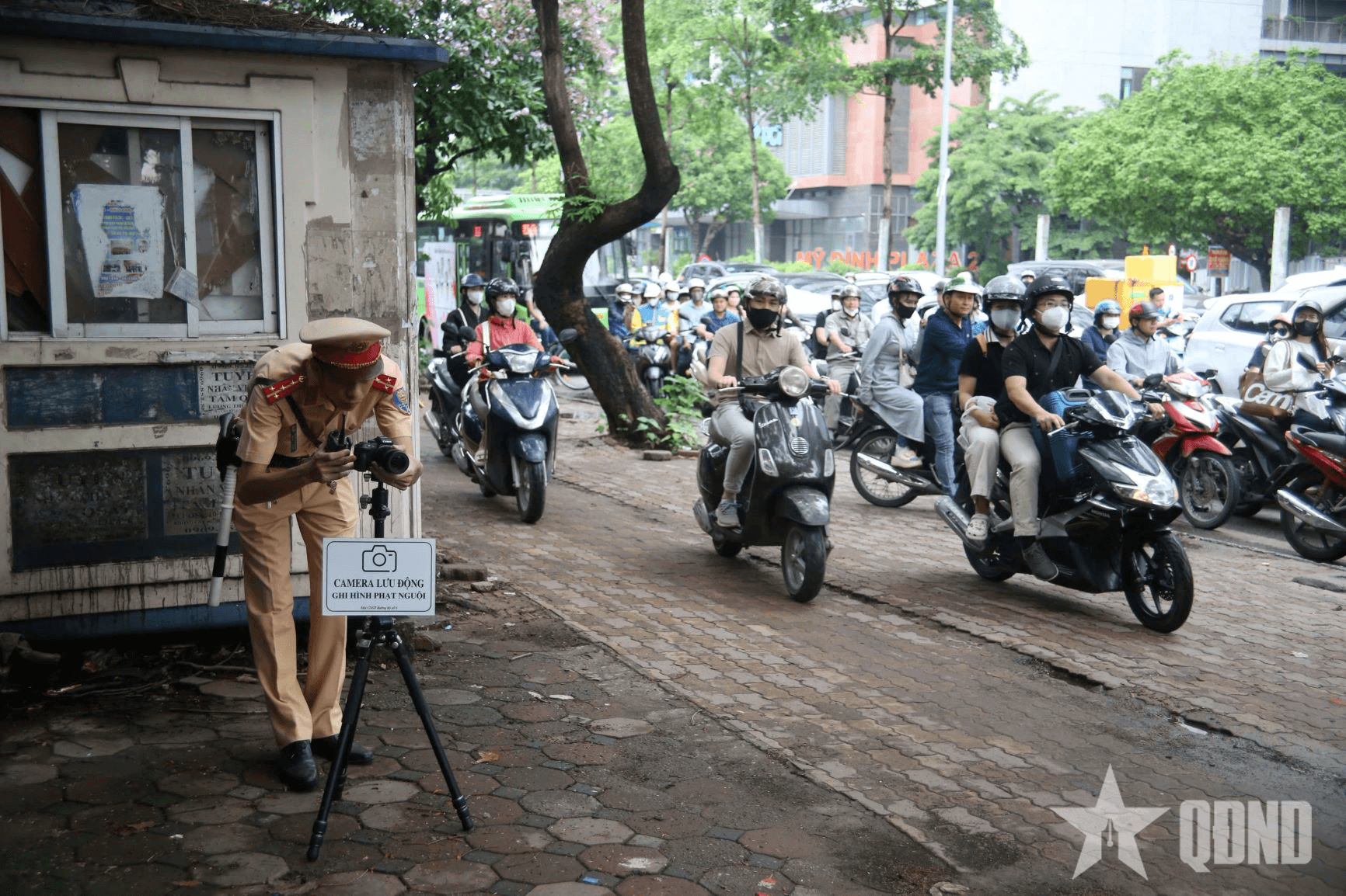Xử lý nghiêm xe máy đi lên vỉa hè, đi ngược chiều